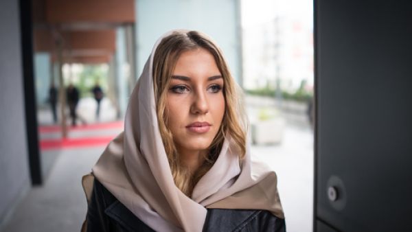 يجب وضع كريم مرطب على الوجه وتركه قليلاً حتى يمتصه الكريم بشكل كامل

