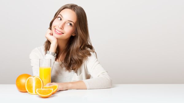 من فوائد عصير البرتقال يعالج البقع والحروق على الجلد 
