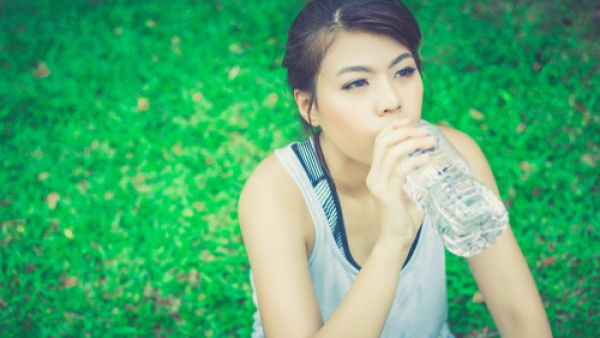 قومي بشرب من 10 إلى 15 كوب من الماء shutterstock.com