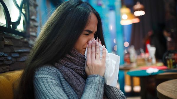 الزكام مرضاً فيروسياً بسيطاً شائع الحدوث، يصيب الأنف، والحلق، والجيوب الأنفية