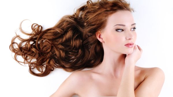 زيت الزيتون هو أحد أفضل المرطّبات الطبيعية للشعر.