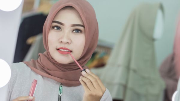 عزيزتي المحجبة حددي العين من الداخل بالكحل الأسود