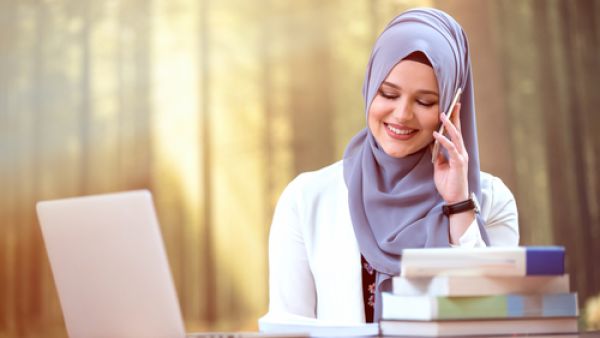 تخلي عن البنطلونات الجينز الممزقة في المقابلة الشخصية shutterstock.com
