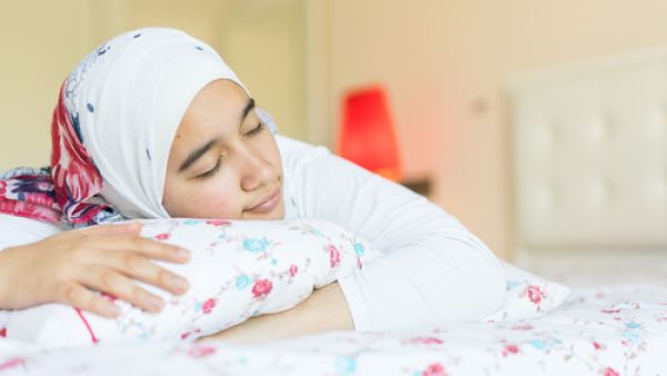 محاولة الاسترخاء قبل الذهاب للنوم، حيث من الممكن الاستحمام بالماء الدافئ