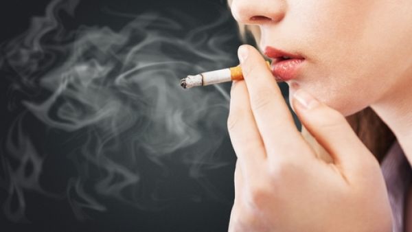 يجب التوقف عن التدخين، حيث يؤثر سلبياً على نسبة السكر في الدم

