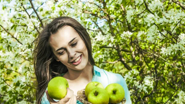 يعتبر التفاح غذاء أساسي رائع لحماية البشرة من أشعة الشمس
