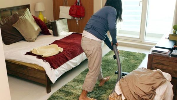  المتهم طلب منهن مرافقته وتوجه بهن إلى إحدى الشقق في دبي واحتجزهن نحو أسبوع