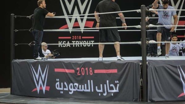 مصارعان إيرانيان يهاجمان المواهب السعودية.. عرض رويال رامبل بجدة 2018
