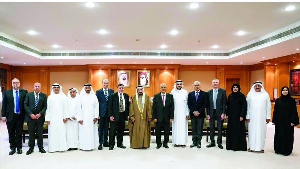 سلطان القاسمي يتوسط أعضاء مجلس أمناء جامعة الشارقة