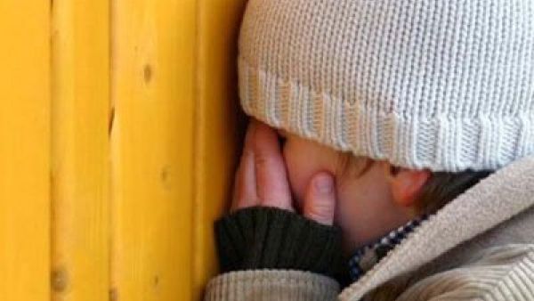 مقيم يمني يغتصب طفل حتى الموت