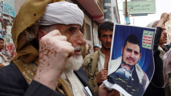 مناصر يحمل صورة زعيم جماعة أنصار الله الحوثية عبد الملك الحوثي