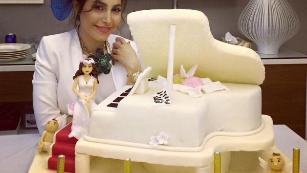 Yara poses with her fabulous piano cake. (Facebook)