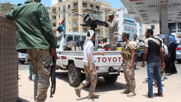 Forces loyal to the Saudi-backed Yemeni president stand guard in the West of the southern Yemeni city of Aden on April 11, 2016. (AFP/Saleh al-Obeidi)