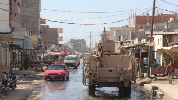 Forces loyal to the Saudi-backed Yemeni president patrol a street in the southern city of Lahj on April 24, 2016 during an operation to drive Al-Qaeda fighters out of the southern provinces. (AFP/Salah al-Obeidi)