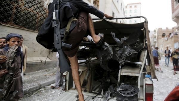 تستمر المواجهات العنيفة بين اللجان الشعبية والحوثيين في محافظات تعز وإب وشبوة