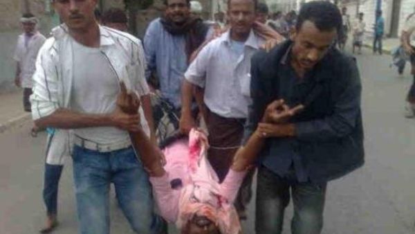 يمنيون يسعفون احد المصابين/صورة عن توتير