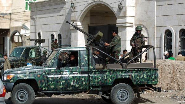  قوات الجيش الموالية للرئيس هادي، قصفت تجمعات لمسلحي جماعة "أنصار الله"