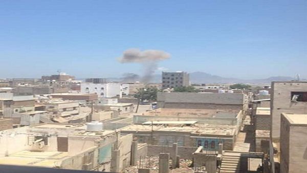 هجوم بسيارة مفخخة، استهدف موكبا أثناء مروره بأحد التقاطعات الرئيسية بعدن