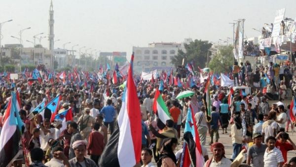 آلاف اليمنيين يتظاهرون في عدن