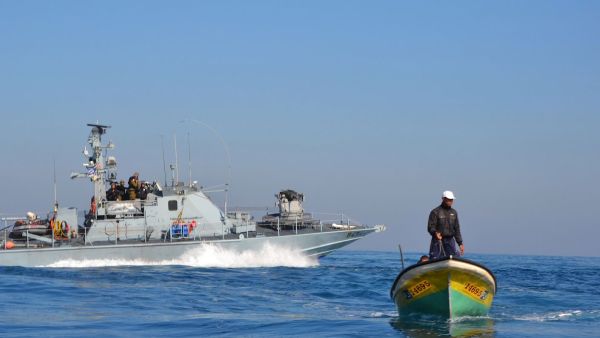 التحالف العربي في اليمن يحذر الصيادين في "عدن" من الاقتراب من السفن الحربية