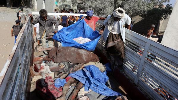 جثث من القتلى اليمنيين في مدينة الحديدة جراء غارات التحالف الذي تقوده السعودية