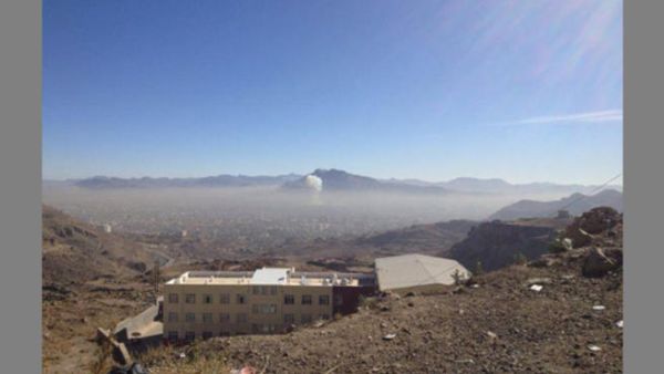 الدخان يتصاعد من وزارة الدفاع اليمنية بعد الهجوم الإنتحاري الذي تعرضت له