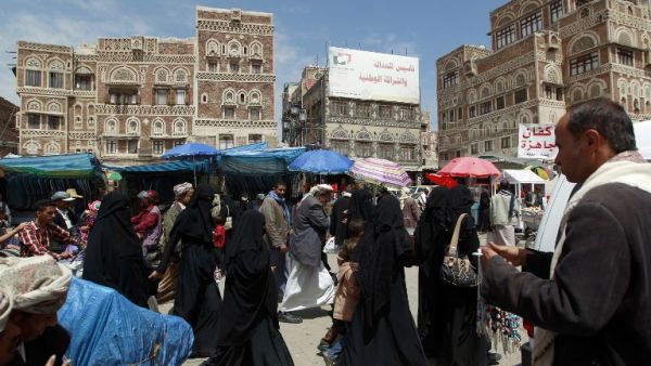 Yemenis shop at a market in the old city of the capital Sanaa on May 5, 2016. (AFP/Mohammed Huwais) Yemenis shop at a market in the old city of the capital Sanaa on May 5, 2016. (AFP/Mohammed Huwais)