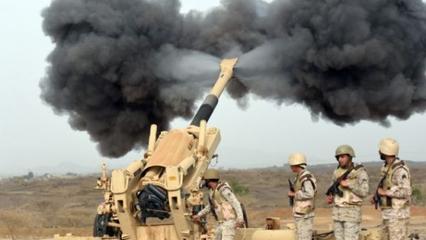 Saudi army artillery fire shells towards Yemen  on April 13, 2015. (AFP / Fayez Nureldine) 