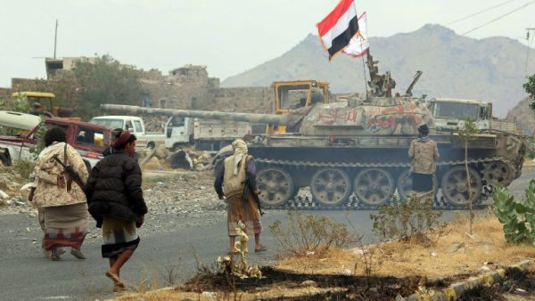Yemeni fighters loyal to Yemen's exiled President Abedrabbo Mansour Hadi, drive a tank during clashes with Shia Houthi rebels in the country's third-city of Taiz on December 19, 2016. (AFP/Ahmad al-Basha)
