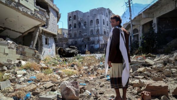 A Yemeni man inspects the damage on a street following clashes between pro-government militants and Shia Houthi rebels on November 22, 2016 in the country's third-city Taiz. (AFP/Ahmad al-Basha)
