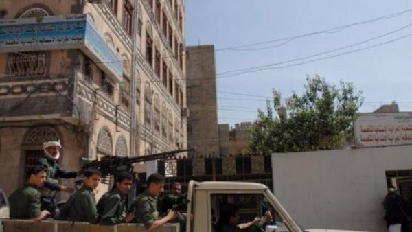 آلية عسكرية متوقفة امام محكمة في صنعاء تجري فيها محاكمة اعضاء مفترضين من القاعدة، 