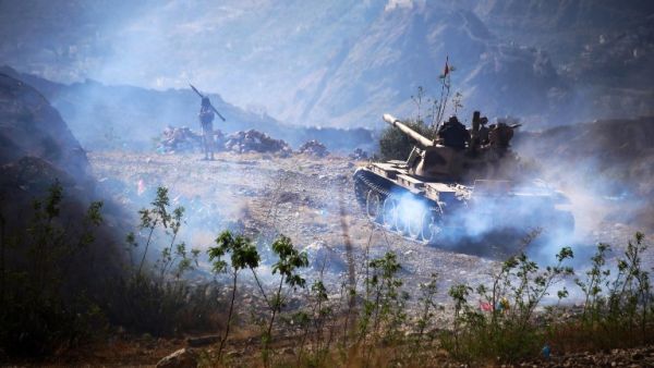 A tank of the Yemeni forces loyal to the Saudi-backed exiled president is pictured during clashes with Shiite Houthi rebels oustide the country's third-city of Taez on April 6, 2017. (AFP/File)