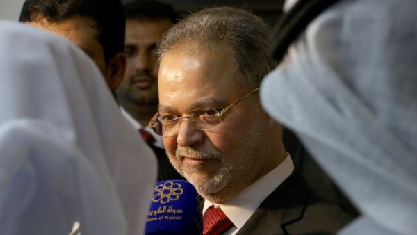 Yemeni Foreign Minister Abdulmalek al-Mikhlafi speaks to the press at the Yemeni embassy in Kuwait City on May 17, 2016. (AFP/Yasser al-Zayyat)