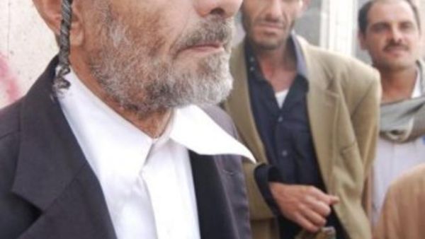 يعيش نهاري والد اليمنية ماشا التي قتلت في اليمن يحتج امام وزارة العدل في صنعاء 
