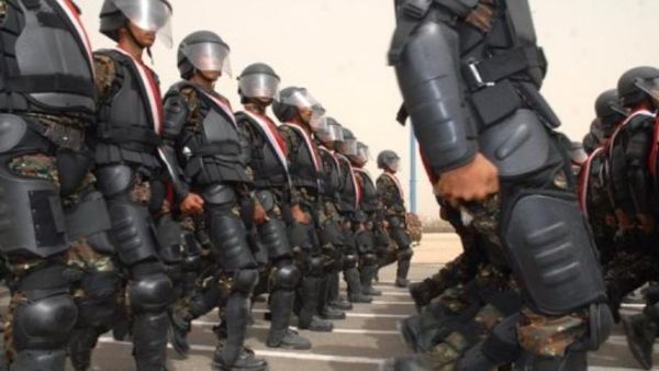 رجال امن يمنيون في عرض عسكري
