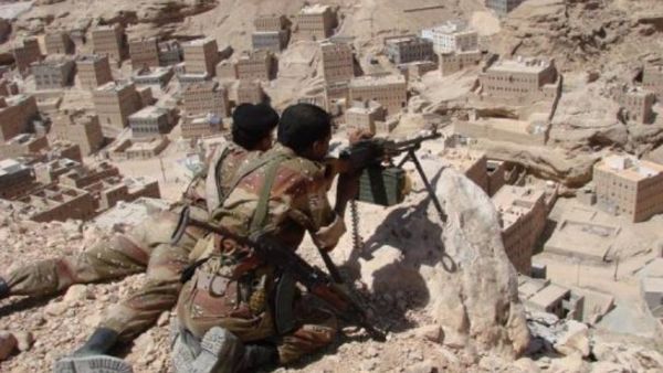جنود يمنيون يتمركزون في موقع على تل يطل على بلدة حوثا الجنوبية