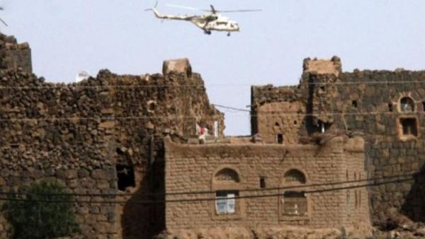 صورة من الارشيف لمروحية تابعة للجيش اليمني تحلق فوق بلدة في الجنوب
