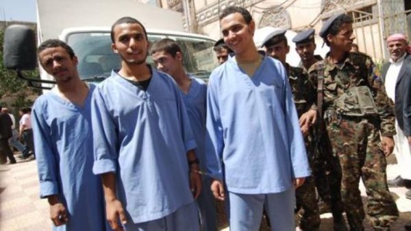 وصول المتهمين الاربعة الى محكمة صنعاء