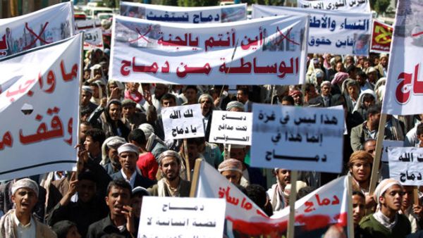 Yemenis shout slogans during a protest outside the home of Yemeni President Yemeni President Abdrabuh Mansur Hadi against the fighting between the Shiite Houthi movement and Salafi militants in the northern town of Damaj. (Image credit: AFP)