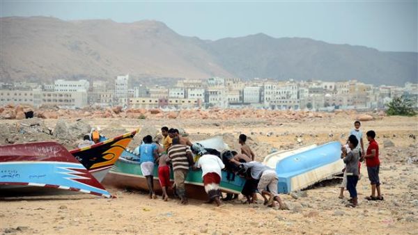 Yemeni fishermen push a boat to shore in the southern city of Mukalla in Yemen's Hadramawt Province on November 9, 2015. (AFP/File)