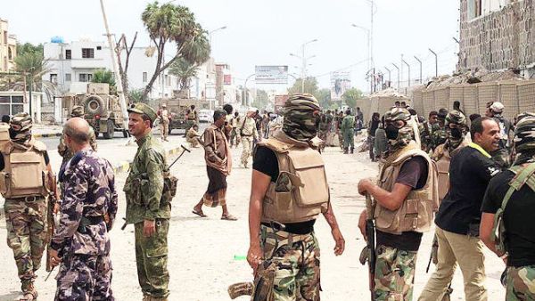 Yemeni men and security forces inspect the site of a suicide bombing in the southern port city of Aden, in this November 5, 2017 photo. (AFP)