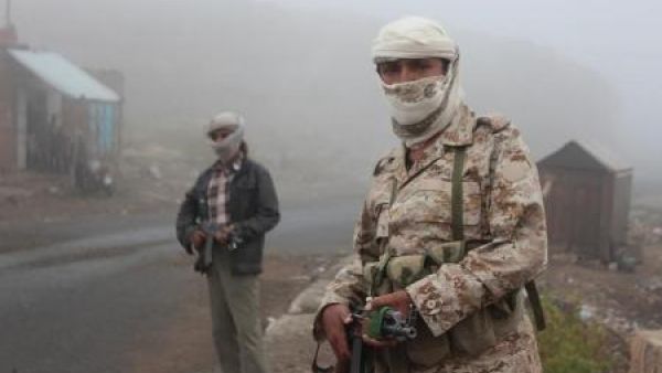 مقاتلون مناهضون للحوثيين يؤمنون الطريق السريع الذي يربط صنعاء بالمحافظات الجنوبية
