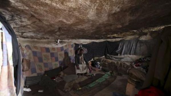 نازحون يمنيون في كهف في منطقة خمير في محافظة عمران
