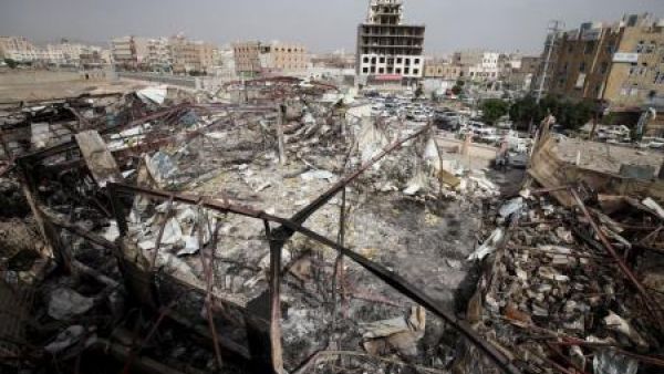 صورة للدمار الناجم عن ضربة جوية على مبنى في صنعاء يوم الاحد
