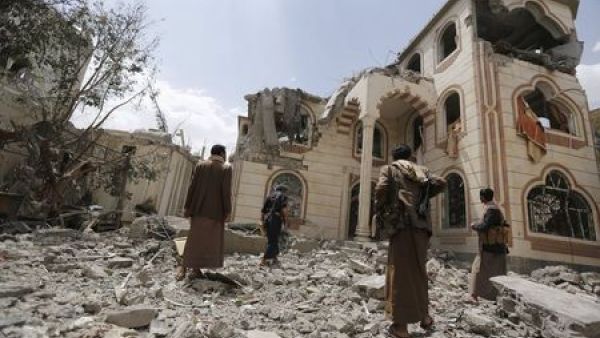 انفجار سيارتين باليمن بعد يوم من مقتل 200 شخص