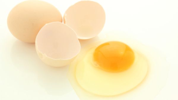 يساعد صفار البيض الشعر على مقاومة التلف والضرر
