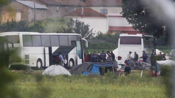 الشرطة اليونانية تباشر إخلاء مخيم المهاجرين في ايدوميني
