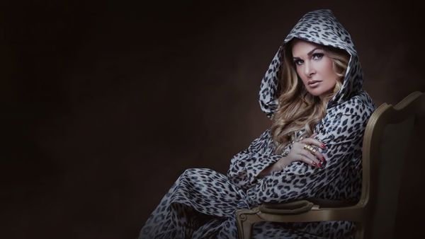 الفنانة يسرا