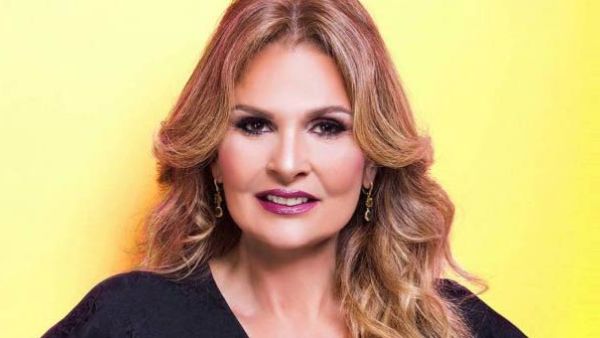 الفنانة يسرا