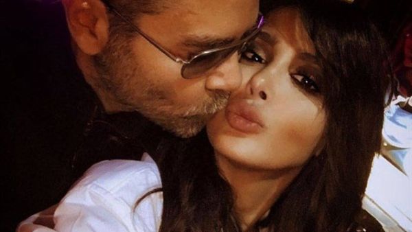 يوري مرقدي وزوجته  فوق السرير